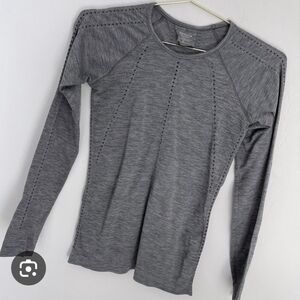 Athleta Heather Gray Momentum Long Sleeve Top